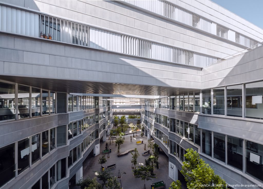 Facultad de Ciencias de la Educación de la Universidad de Sevilla realizado por Cruz y Ortiz Arquitectos