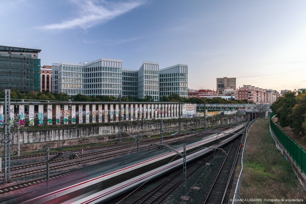 Edificio de oficinas para la Junta de Andalucía realizado por Cruz y Ortiz Arquitectos en la calle Picasso, Sevilla