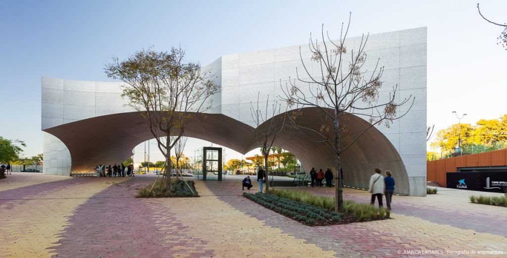 marquesina exterior del espacio caixaforum sevilla realizado por el arquitecto guillermo vázquez consuegra