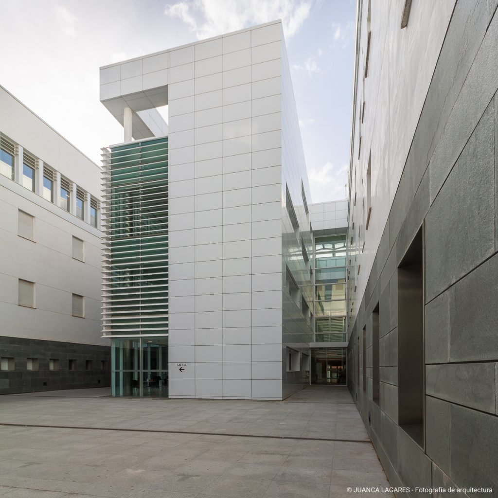 Hospital QuirónSalud Infanta Luisa en Triana, Sevilla, realizado por el arquitecto Miguel Blázquez