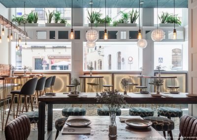 Reforma e interiorismo del restaurante Cotidiano Bar diseñado por CM4 Arquitectos en el arenal