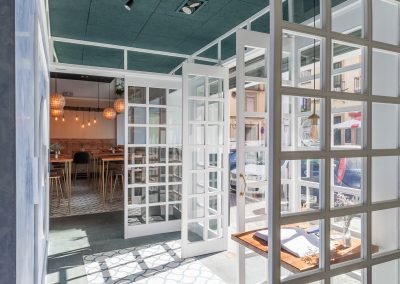 Reforma e interiorismo del restaurante Cotidiano Bar diseñado por CM4 Arquitectos en el arenal