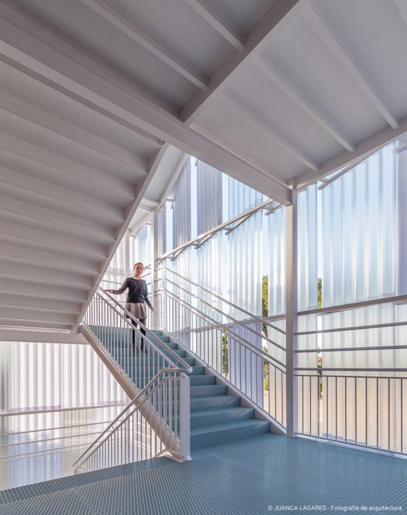 Escaleras contra incendio diseñadas por el arquitecto Gabriel Verd en el colegio Santo Angel de la Guarda en Sevilla