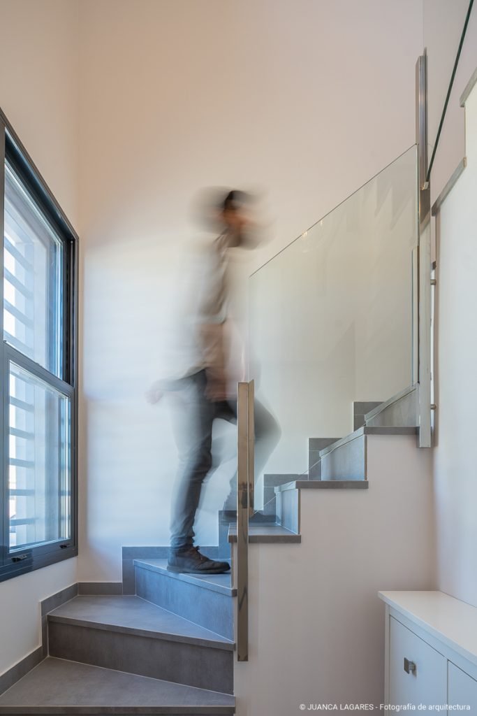 Casa ML, una vivienda unifamiliar en San José de la Rinconada, Sevilla, realizada por Castro Navarro Arquitectura.