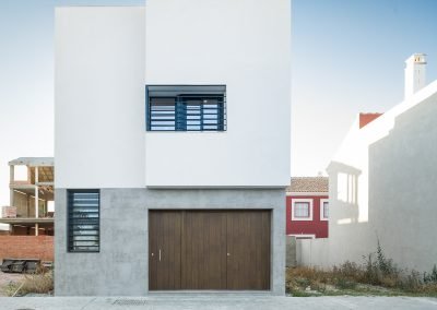 Casa ML, una vivienda unifamiliar en San José de la Rinconada, Sevilla, realizada por Castro Navarro Arquitectura.