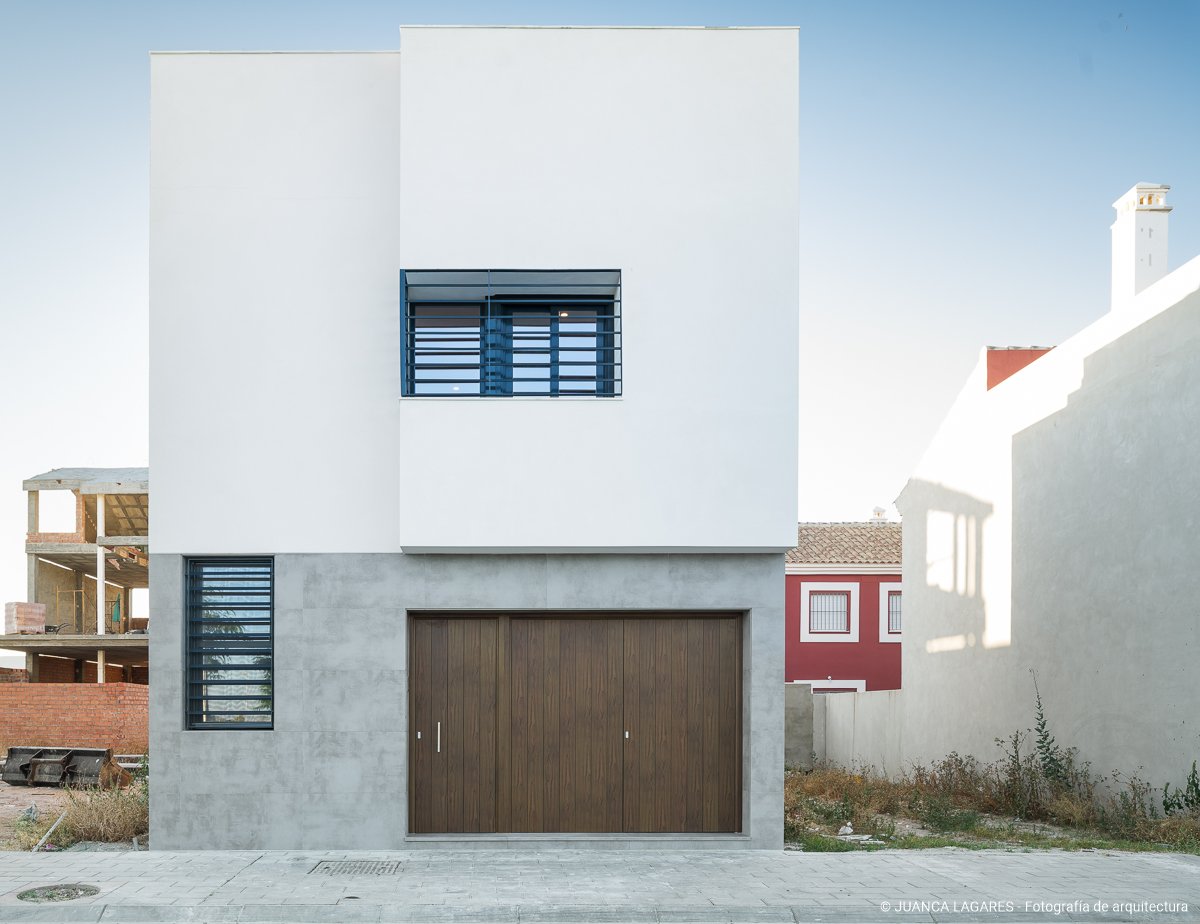 Casa ML, una vivienda unifamiliar en San José de la Rinconada, Sevilla, realizada por Castro Navarro Arquitectura.