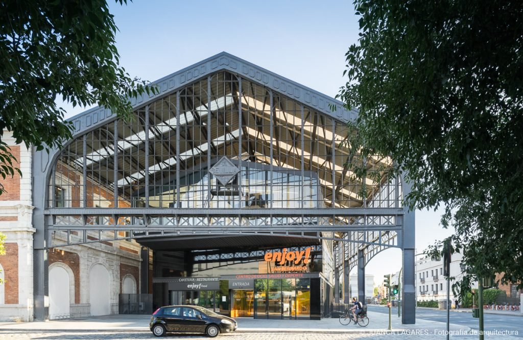 Rehabilitación de mercado "Puerta de la Carne" y antigua estación de Cádiz a Centro Deportivo Enjoy en Sevilla realizado por Oloriz Arquitectura y Roman y Canivell Arquitectos