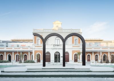 Rehabilitación de mercado "Puerta de la Carne" y antigua estación de Cádiz a Centro Deportivo Enjoy en Sevilla realizado por Oloriz Arquitectura y Roman y Canivell Arquitectos