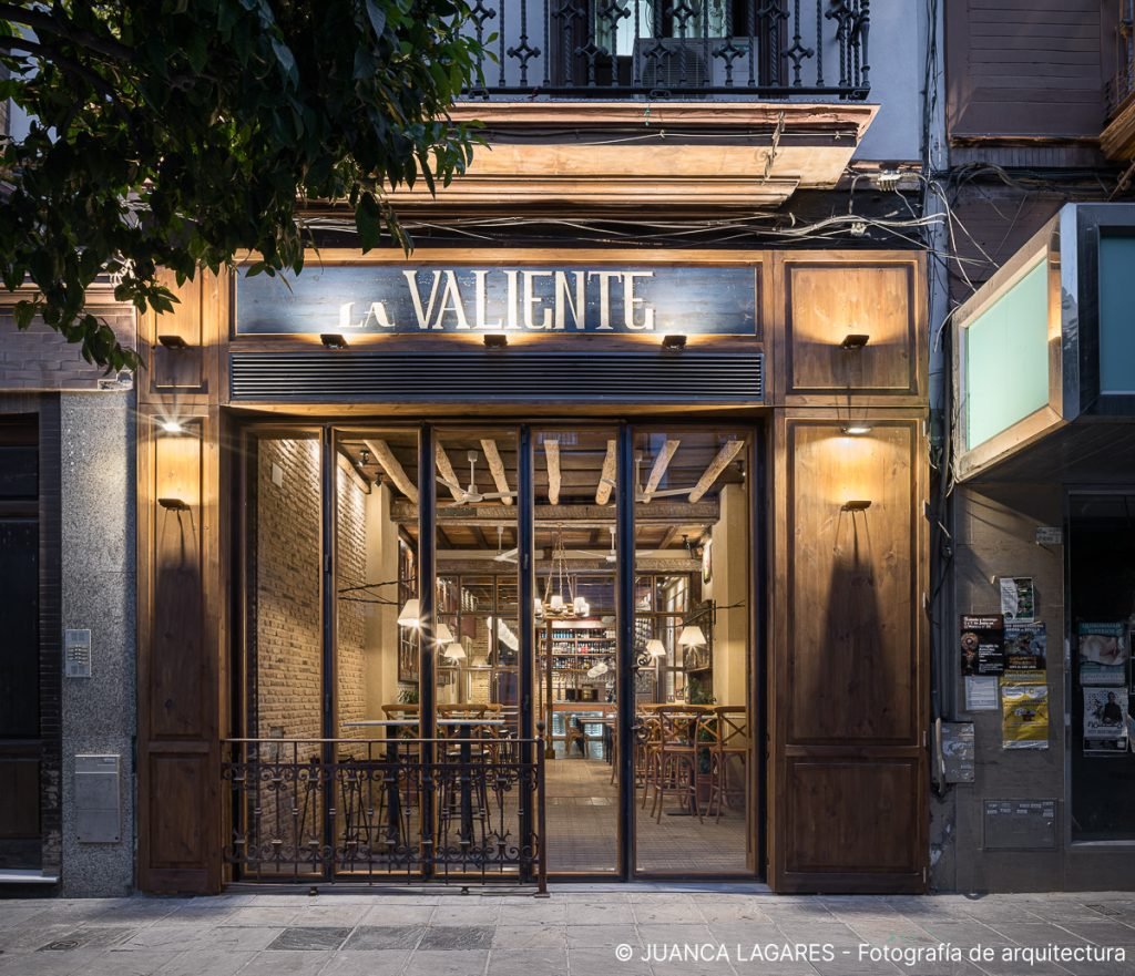 Restaurante La Valiente en la calle San Jacinto de Triana, realizado por Egion Obras y Proyectos